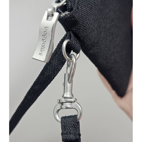 Baggallini Wristlet Wallet Women's RFID Protected Travel Organizer Pouch Bag NEW - Picture 2 of 9